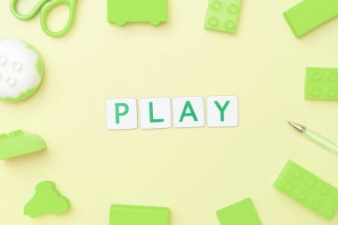 Çocuk eğitimi konsepti için oyuncak ve nesnelerle oyun konsepti