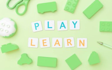 Çocuk eğitimi konsepti için oyuncak ve nesnelerle oynayın ve öğrenin