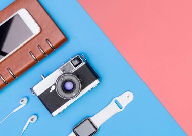 Seyahat aksesuarları nesneleri ve gadget'lar üst görünüm flatlay mavi 