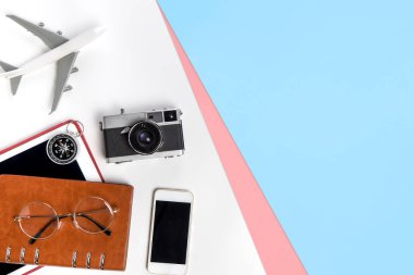 Beyaz üst görünümde seyahat nesneleri ve ekipmanları