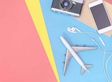 Blu üzerinde iş seyahati için üst görünüm gadget'lar ve nesnelerseyahat