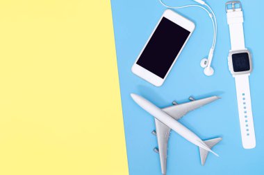 Seyahat aksesuarları nesneleri ve gadget'lar üst görünüm flatlay mavi 