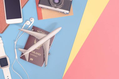 mavi sarı pembe arka plan wi seyahat nesneleri ve aksesuarları