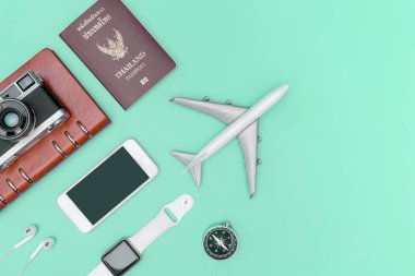 Seyahat aksesuarları nesneleri ve gadget'lar mavi pastel üzerinde üst görünüm flatlay