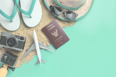 Kum Yaz Tatili seyahat aksesuarları ve Kum üzerinde moda ve