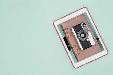 mavi arka planda seyahat konsepti için kamera ve dizüstü tablet