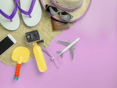 Summer Beach ada seyahat moda gadget'lar ve pembe kopya oyuncaklar