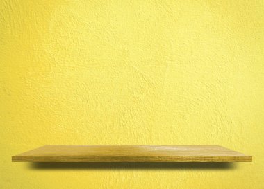 Sarı çimento duvarda boş ahşap raf