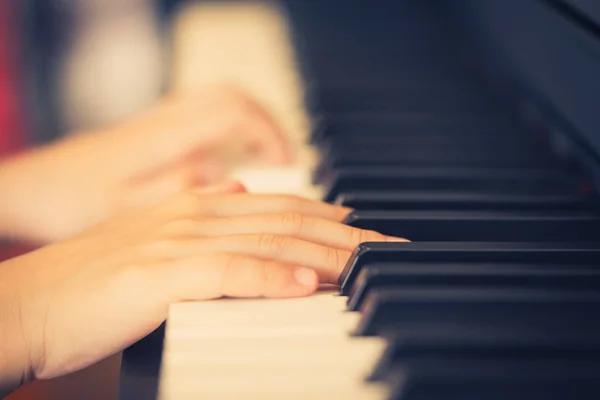 Enfant Jeu à main Musique clavier focus sélectif — Photo