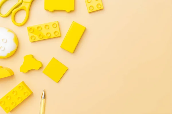 Dětské hračky na žlutém pozadí s hračkami s plochým výhledem si položte s — Stock fotografie