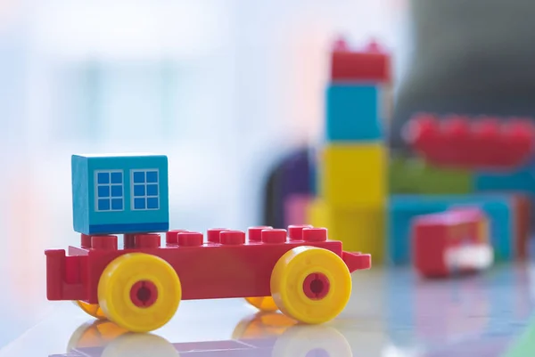 Bloco de brinquedo com construção e carro para conceito de cidade — Fotografia de Stock