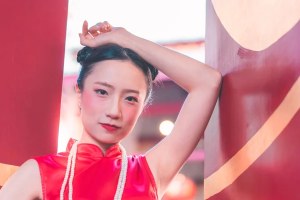 Retrato de una mujer china frente a la puerta del templo —  Fotos de Stock