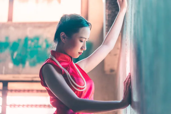Mujer china solitaria está mirando por la luz en las ventanas ingenio —  Fotos de Stock