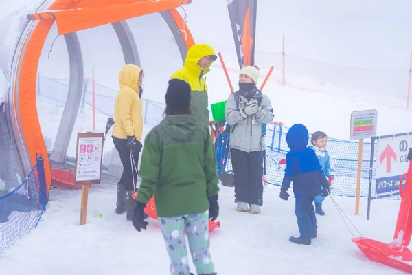 Turysta bawią się śniegiem w ośrodku narciarskim Gala Yuzawa. — Zdjęcie stockowe