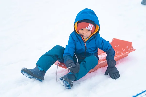 Little Japanese boy is sliding down the snow sled in Gala Yuzawa — Stock Photo, Image