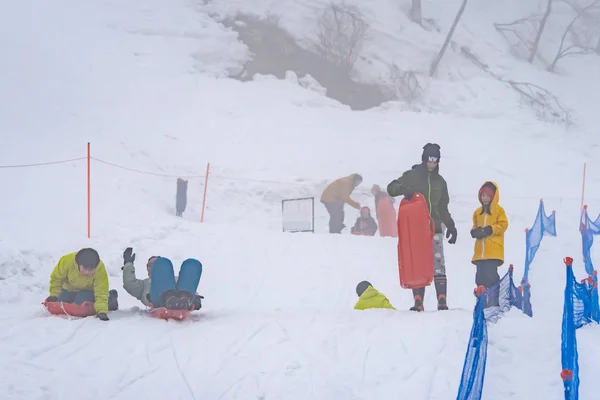 Tourist are playing with snow in Gala Yuzawa Ski resort. — Stock Photo, Image