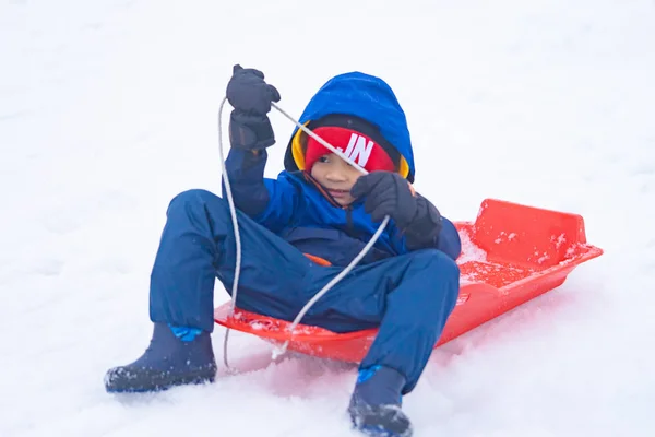 Little Japanese boy is sliding down the snow sled in Gala Yuzawa — Stock Photo, Image