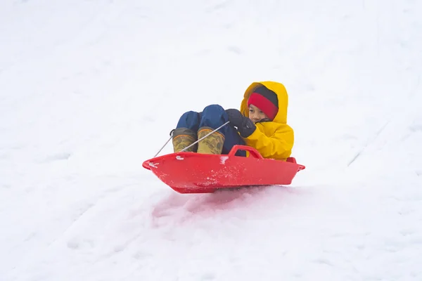 Kleine Japanse meid glijdt naar beneden de sneeuw slee in Gala Yuzaw — Stockfoto