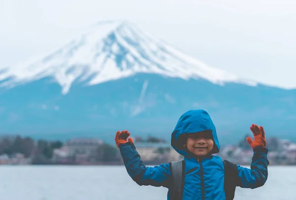 Dziecko stoi przed jeziorem Kawaguchiko i Mount Fuji w w — Zdjęcie stockowe