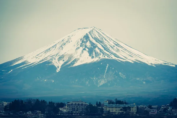 Monte Fuji in inverno con la città di Kawaguchiko in primo piano — Foto Stock