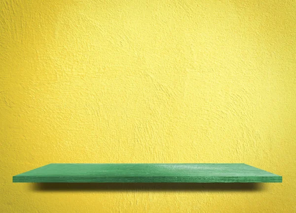 Lege groene houten plank op gele cement muur — Stockfoto