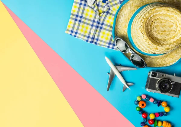 Moda de viaje de verano y accesorios en azul rosa amarillo backgr — Foto de Stock