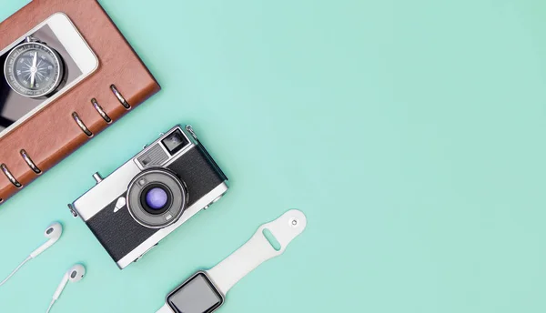 Reisaccessoires objecten en gadgets Top View flatlay op blauw — Stockfoto