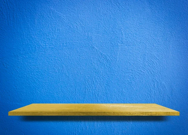 Pusta drewniana półka na niebieskiej ścianie cementowej — Zdjęcie stockowe