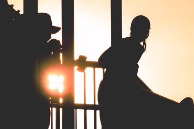 Aqau parkta su kaydırağı aşağı gidiyor kadının siluet gölge