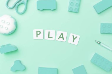 Çocuk eğitimi konsepti için oyuncak ve nesnelerle oyun konsepti