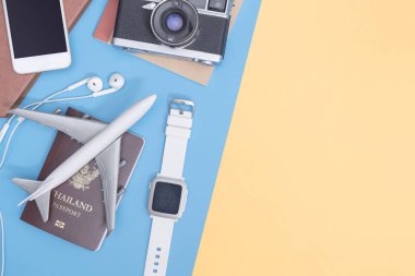 Blu üzerinde iş seyahati için üst görünüm gadget'lar ve nesnelerseyahat