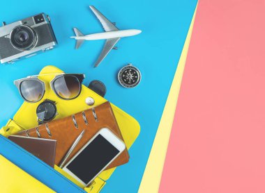 Mavi pembe bir çanta çıkıyor kadın seyahat ekipmanları nesne