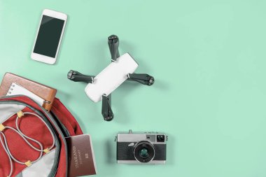 Backpacker turistik seyahat gadget'lar ve d ile Sırt Çantası nesneleri