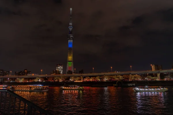 Boat are traveling in Sumida river with Tokyo Skytree in the Bac — Stock Photo, Image