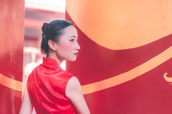 Retrato de una mujer china frente a la puerta del templo —  Fotos de Stock