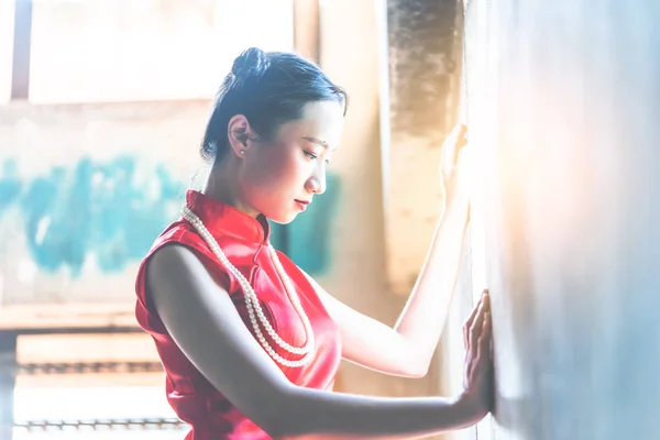 Mujer china solitaria está mirando por la luz en las ventanas ingenio —  Fotos de Stock