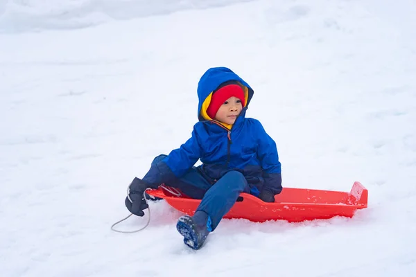 Little Japanese boy is sliding down the snow sled in Gala Yuzawa — Stock Photo, Image