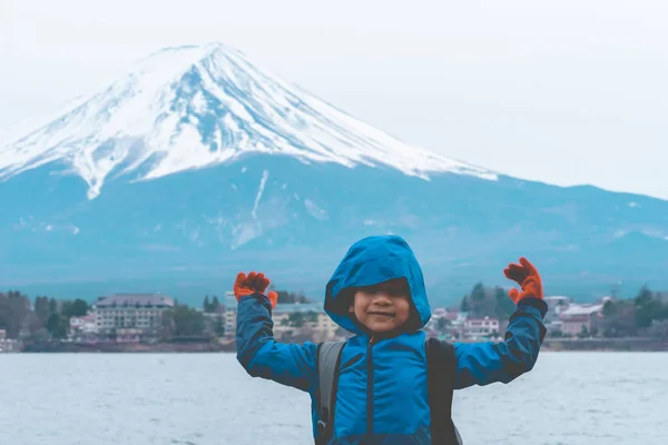 Dziecko stoi przed jeziorem Kawaguchiko i Mount Fuji w w — Zdjęcie stockowe