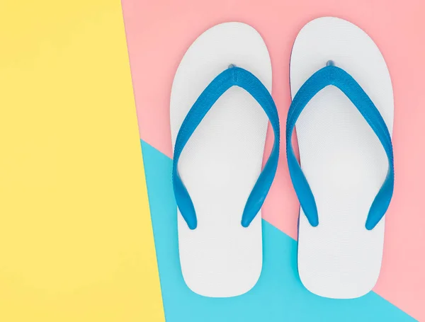 Wit schuim strand sandalen op geel en blauw roze kopie ruimte — Stockfoto