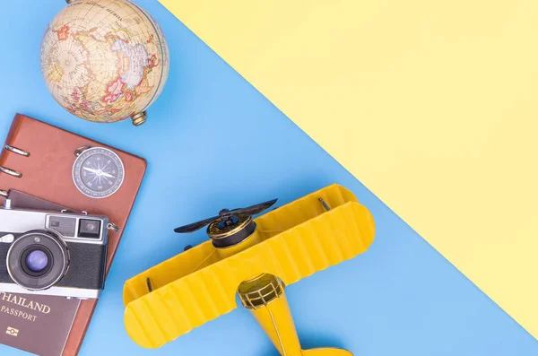 Vintage Travel utrustning objekt på blå gul rosa kopia utrymme — Stockfoto