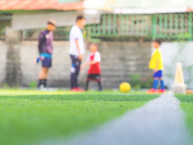 Çocuklar için futbol akademisi antrenmanı arka grup için bulanık