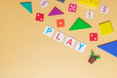 Sarı üzerinde çocuk eğitimi kavramı için oyuncak ve nesnelerle oynayın