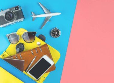 Mavi pembe bir çanta çıkıyor kadın seyahat ekipmanları nesne