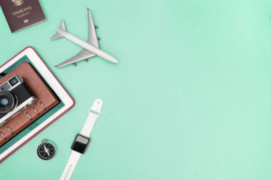 Seyahat aksesuarları nesneleri ve gadget'lar üst görünüm flatlay mavi 