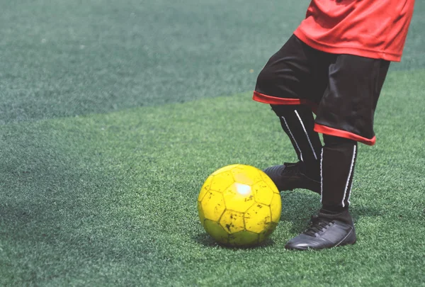 Kinderen trainen en dibbelen bal in voetbalopleiding — Stockfoto