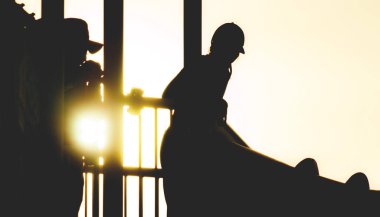 Aqau parkta su kaydırağı aşağı gidiyor kadının siluet gölge