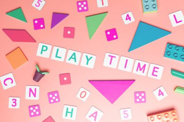 Çocuk eğitimi için oyuncak ve nesnelerle oyun zamanı kavramı