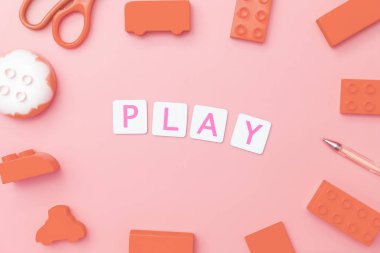 Kırmızı bac çocuk eğitimi kavramı için oyuncak ve nesnelerle oynayın