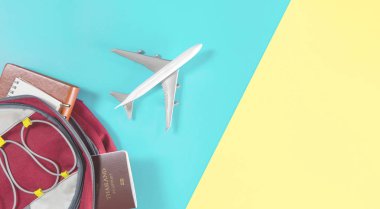 Hava uçağı bl bir gezgin sırt çantası aksesuarları dışarı uçuyor