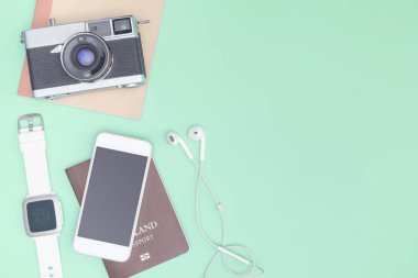 Seyahat aksesuarları nesneleri ve gadget'lar üst görünüm flatlay mavi 